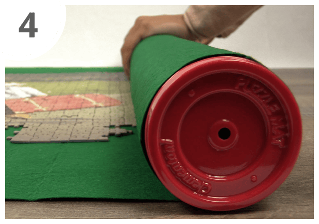 Enrola cuidadosamente o tapete com o puzzle em volta do tubo