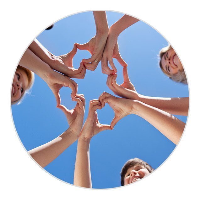 ativa o temporizador, faz corações com as mãos e sorri